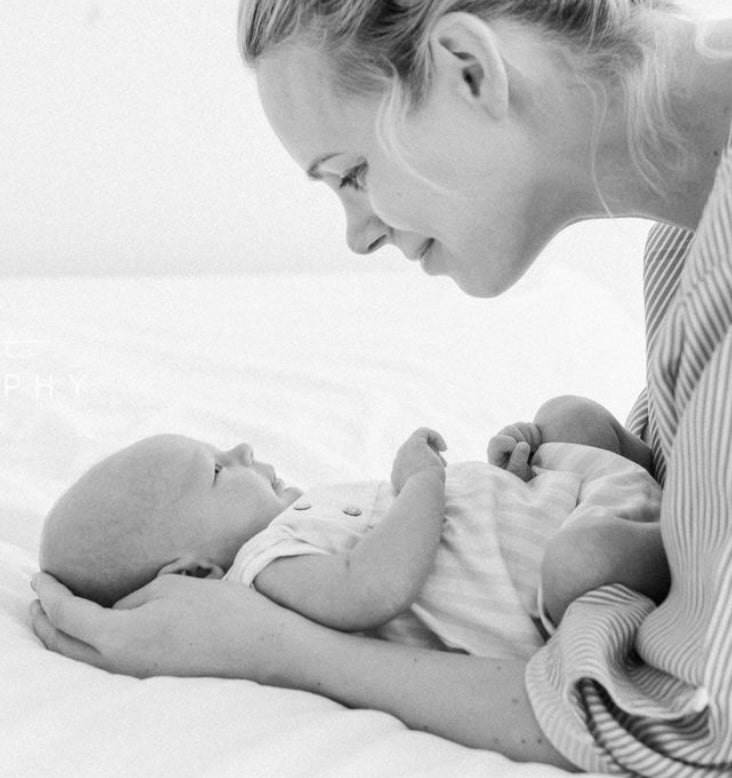 <img src="https://example.com/your-image.jpg" alt="Babymassage för nyfödda som lindrar kolik - Studio Nova" title="Babymassage Studio Nova" />